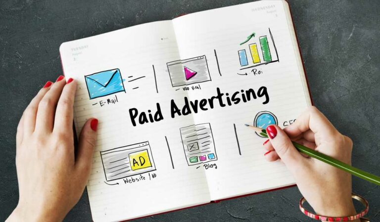 Illustration de l'article Référencement Payant, référencement SEA, Google Ads : Définitions. Stratégie SEA, types de campagnes Google Ads, annonces sponsorisées. Vert Plume, freelance webmarketing, consultante stratégie digitale et freelance marketing digital.