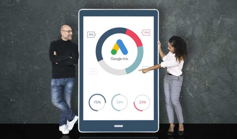 Illustration article campagnes google ads : fonctionnement et bonnes pratiques. Sont abordés les mots clés google ads, les annonces google ads, les enchères CPC CPA CPM, le budget, les extensions d'annonces google ads. Vert Plume freelance webmarketing, consultante stratégie digitale et freelance marketing digital