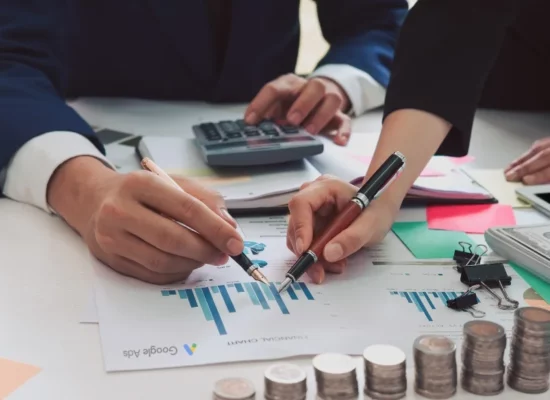 Illustration de l'article "Quel budget Google Ads pour une campagne Search ?" par Vert Plume Webmarketing, consultante marketing digital freelance, experte SEO et Google Ads Search