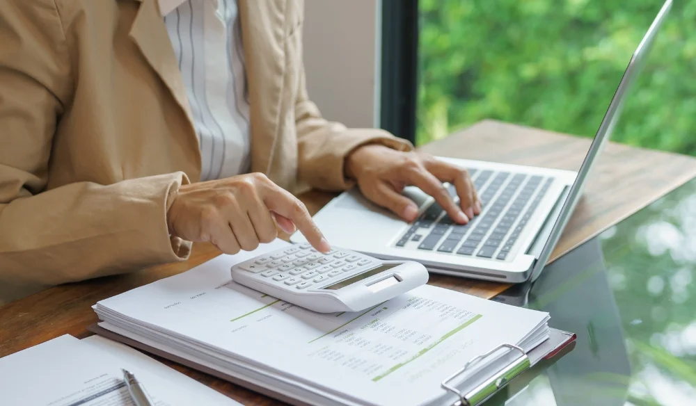 Quel budget Google Ads pour une campagne Search ? Illustration du budget pour l'article de Vert Plume Webmarketing, freelance marketing digital consultante, experte SEM, SEO et Google Ads Search